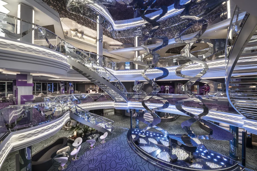 MSCベリッシマ 船内アトリウム（吹き抜けの大空間）