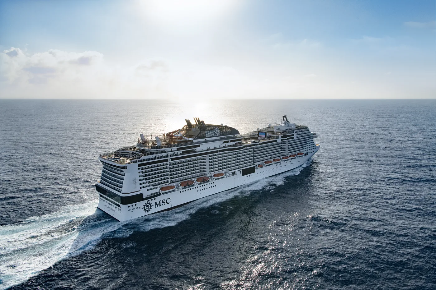 航行するMSCベリッシマ（夕景）