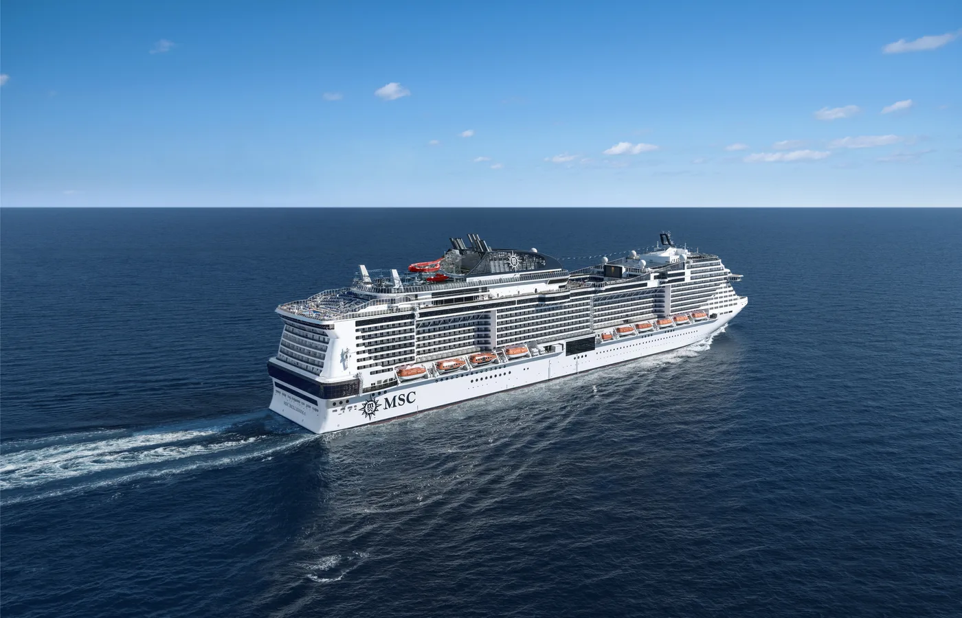 航行するMSCベリッシマ（斜め）